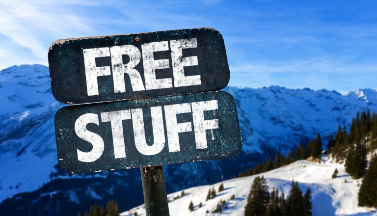 ein schild in den Bergen auf dem Free Stuff steht